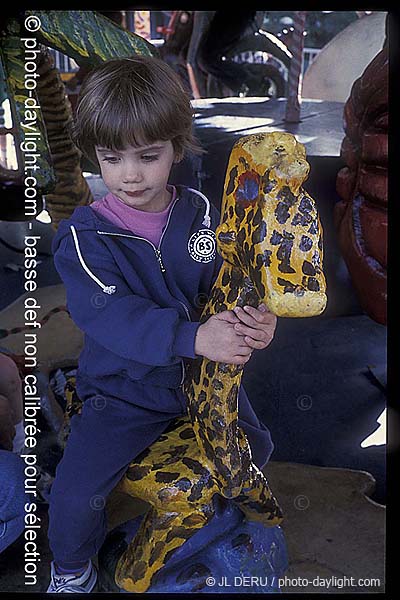 petite fille sur une girafe - little girl on a giraffe